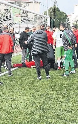 Kaleci Fatih Mumcu maç sırasında fenalaşarak kalp krizi geçirerek kurtarılamadı! Kalecinin o anları yürek dağladı