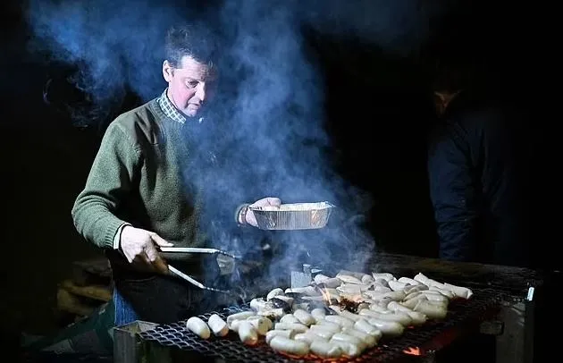 fransada-gunduz-eylem-gece-alem-parisi-yok-etmek-icin-yola-cikan-ofkeli-ciftciler-icip-icip-uyuyakaldi-1706620819851.jpeg Fransa’da gündüz eylem gece alem! Paris’i yok etmek için yola çıkan öfkeli çiftçiler içip içip uyuyakaldı-2