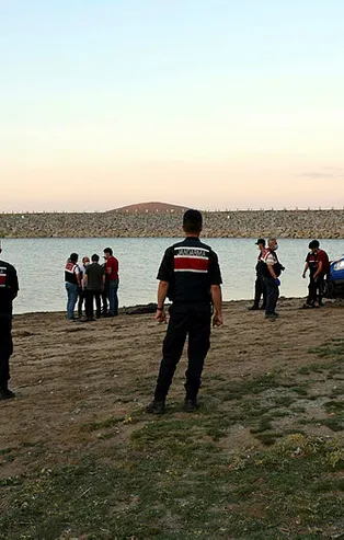Serinlemek için suya girdi! Eşinin gözü önünde can verdi