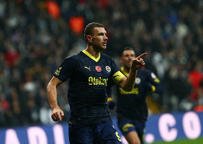 fenerbahce-besiktasi-yendi-hakem-kararlari-maca-damga-vurdu-1702144196080.jpeg Fenerbahçe Beşiktaş'ı yendi! Hakem kararları maça damga vurdu-6