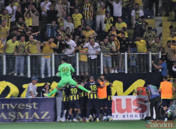 Ankara'da saha karıştı! Tribünden inen taraftar Beşiktaşlı Salih Uçan'ı tekmeledi, Josef kırmızı kart gördü - 31