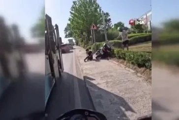 Kartal'da motosikletlinin kaldırımdaki kadına çarptığı anlar kamerada