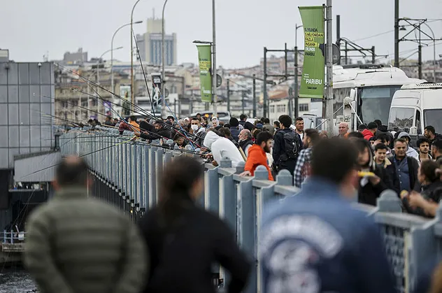 Oltasını kapan Galata Köprüsü'ne akın etti!