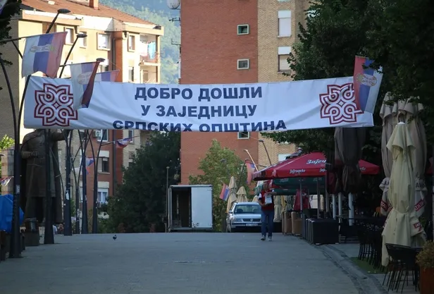 Kosova-Sırbistan gerginliği sonrası Mitrovica'da sessizlik hakim! Karar 1 ay ertelendi-2