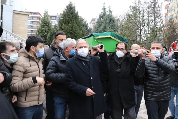 cumhurbaskanligi-savunma-sanayii-baskani-ismail-demirin-aci-gunu-agabeyi-ahmet-demir-hayatini-kaybetti-1646061494753.jpg Cumhurbaşkanlığı Savunma Sanayii Başkanı İsmail Demir'in acı günü! Ağabeyi Ahmet Demir hayatını kaybetti-5