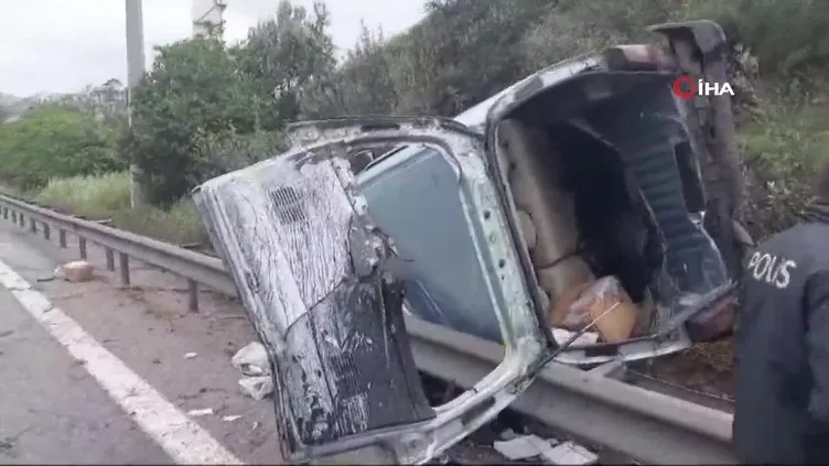 Kocaeli’nin Dilovası ilçesinde lastiği patlayan otomobil bariyerlere çarptı