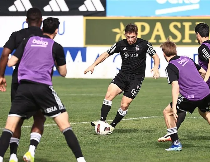 İki futbolcu sakat, 4 oyuncu sınırda