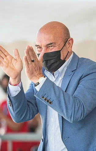 CHP'li İzmir Büyükşehir Belediye Başkanı Tunç Soyer yardım kampanyasını kendi şovuna dönüştürdü! Skandala tepki yağdı