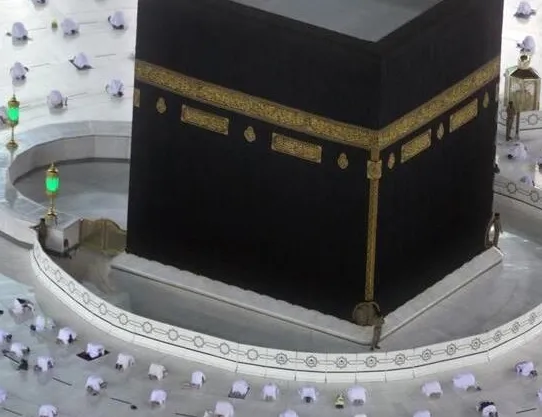 Kabe’de koronavirüs gölgesinde ilk teravih!