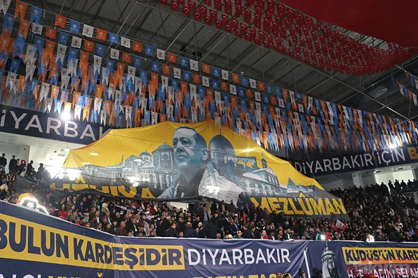 Salonda Ayrıca Kürtçe "Hewiyan Mezluman" İfadesinin Yer Aldığı Pankart Ve Başkan Erdoğan'ın Kefiyeli Bir Fotoğrafı Dikkat Çekti.