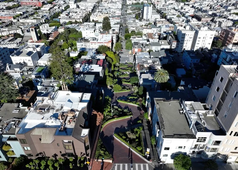 dunyanin-en-virajli-sokagi-havadan-goruntulendi-turist-akinina-ugruyor-1777449962904.jpg Dünyanın en virajlı sokağı havadan görüntülendi: Turist akınına uğruyor-6