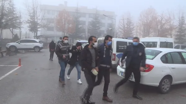 iliskiye-girmek-icin-72-yasindaki-adami-kandirdi-41-bin-amerikan-dolari-ve-250-bin-irak-dinarini-caldi-1609939680063.jpg İlişkiye girmek için 72 yaşındaki adamı kandırdı! 41 bin Amerikan Doları ve 250 bin Irak Dinarını çaldı-2