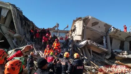 Bakan Soylu ve Koca, Elazığ’daki depremde enkazdan kurtarılan yaralının çıkartılmasına yardım etti