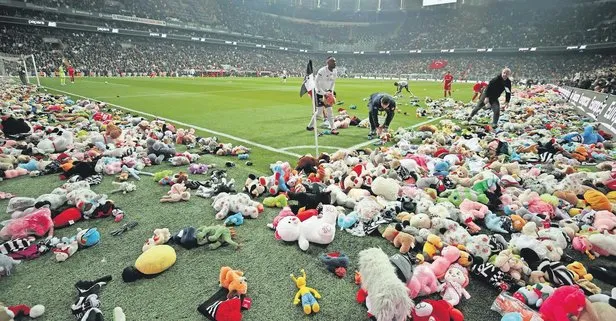 Dünya basını depremzede çocuklar için oyuncakların sahaya atıldığı anı konuşuyor
