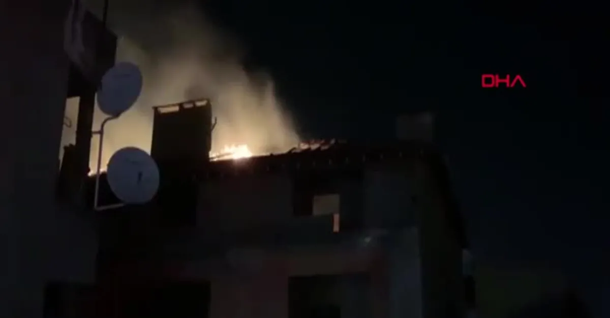 Kadıköy'de çatı katı alev alev yandı