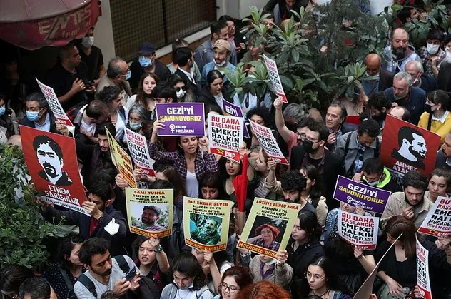 Taksim'de 'Gezi davası' bahanesiyle sokaklara dökülüp 'katil devlet' sloganları atan provokatörlere gözaltı