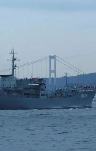 Rus Donanması'na ait 'PM-138' borda numaralı savaş gemisi İstanbul Boğazı'ndan geçti