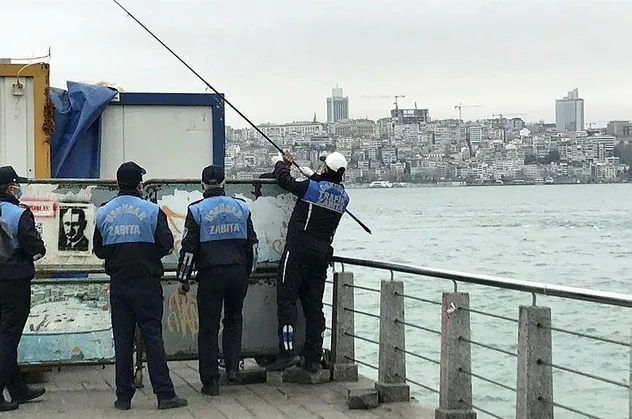 Son dakika: Üsküdar'da yasağa rağmen bariyerlerin arkasına saklanıp balık tutmak isteyen şahıs zabıtaya yakalandı