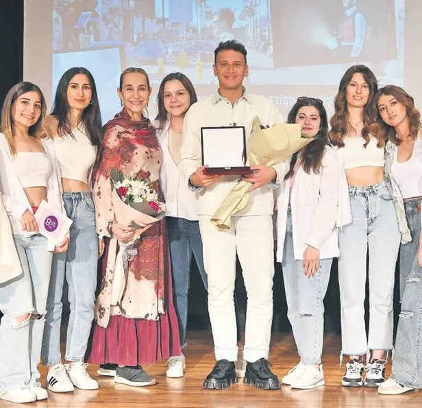 can-yamanin-basi-takintili-fanlari-yuzunden-dertte-italyadaki-evini-degistiren-unlu-oyuncu-simdide-bebekteki-1653502884030.jpeg Can Yaman'ın başı takıntılı fanları yüzünden dertte! İtalya'daki evini değiştiren ünlü oyuncu şimdide Bebek'teki...-3