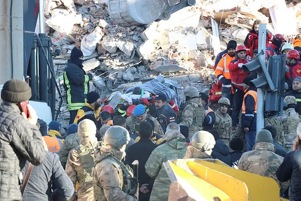 Son dakika: Depremden 12 saat sonra enkaz altından çıkarılan Miraç Dişli'den acı haber-2