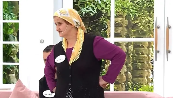 28-yasindaki-pamuk-kacak-birini-sevdim-deyip-evi-terk-etti-esi-careyi-esra-erolda-aradi-canli-yayinda-buyuk-yu-1672331520846.jpg 28 yaşındaki Pamuk Kaçak “Birini sevdim” deyip evi terk etti! Eşi çareyi Esra Erol’da aradı! Canlı yayında büyük yüzleşme...-8