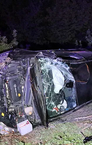 Erzincan'da feci kaza! Şarampole uçan araçta can pazarı