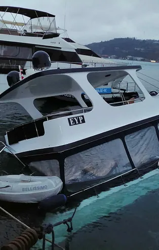 İstanbul'da lüks tekne battı