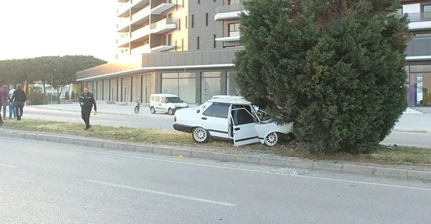 Manisa’da feci kaza! Refüje çıkan araç ağaca çarptı