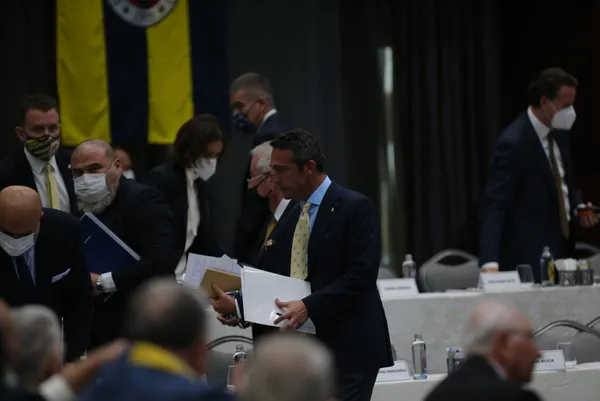 son-dakika-fenerbahce-yuksek-divan-kurulunda-gergin-anlar-ali-koc-konusmadi-kursuden-indi-1636205439023.jpg