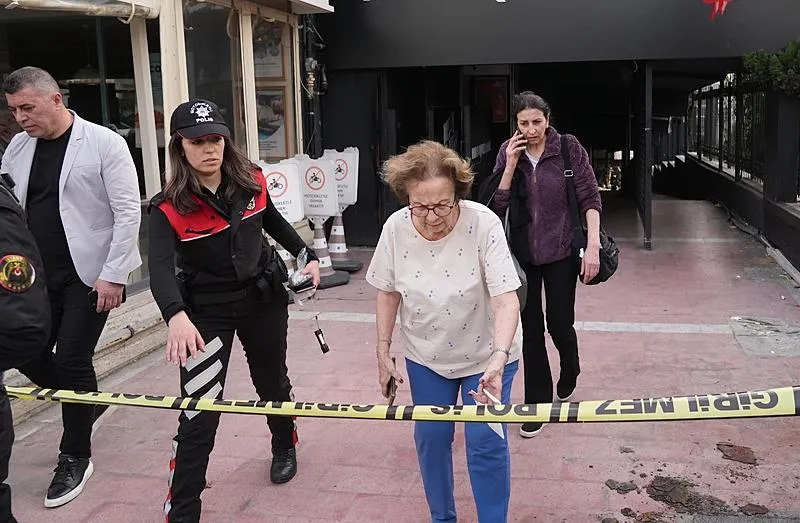 Ekipler, bina sakinlerini tahliye etti.