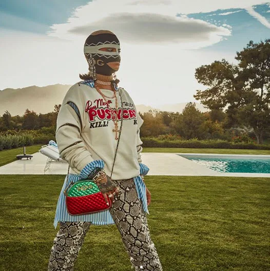 Rihanna maskesiyle ortalığı salladı!-3