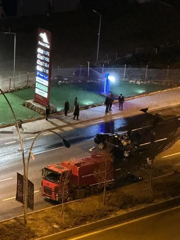 Ankara'da gece yarısı feci kaza: Sulama tankerine çarpan otomobilin sürücüsü öldü-2