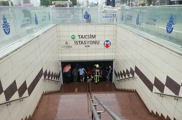 Taksim metrosunda intihar girişimi! Bir anda önüne atladı