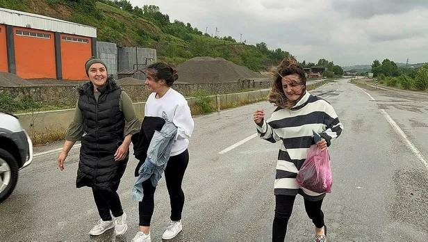Bartın'da sel nedeniyle sanayi sitesinde mahsur kalan işçilerin imdadına Sahil Güvenlik helikopteri yetişti-4
