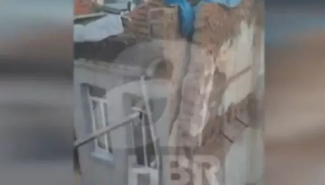 Beyoğlu’nda metruk 4 katlı binanın çökme anı kamerada