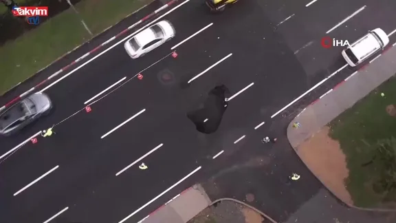 Sağanak yağış nedeniyle Vatan Caddesi'nde yol çöktü