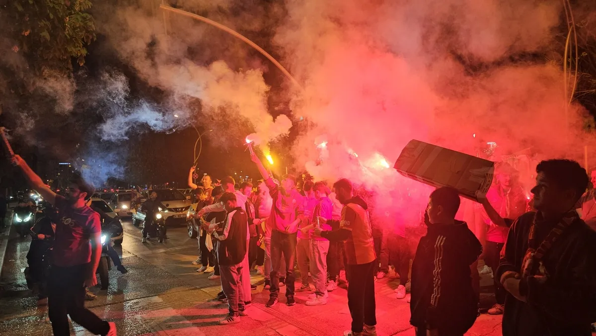 1778356424998.jpeg Türkiye sarı-kırmızı! İstanbul'dan Erzurum'a yurdun dört bir yanında şampiyonluk kutlamaları-8