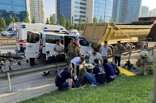 Son dakika: Şile yolunda işçileri taşıyan minibüs emniyet şeridinde duran hafriyat kamyonuna arkadan çarptı: 11 yaralı