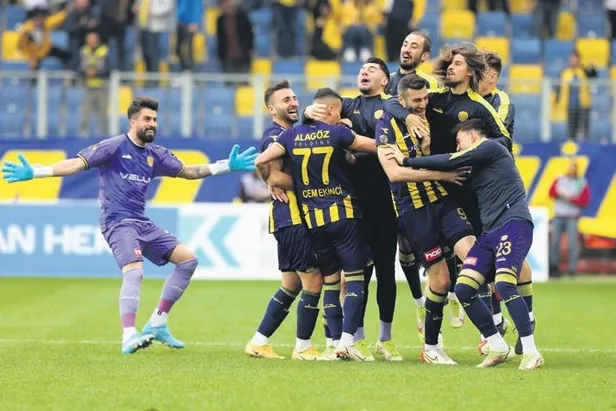 sezon-sonunda-trabzonspor-ile-sozlesmesi-sona-erecek-denswil-resmi-teklif-bekliyor-1650235330739.jpeg Sezon sonunda Trabzonspor ile sözleşmesi sona erecek Denswil resmi teklif bekliyor-10