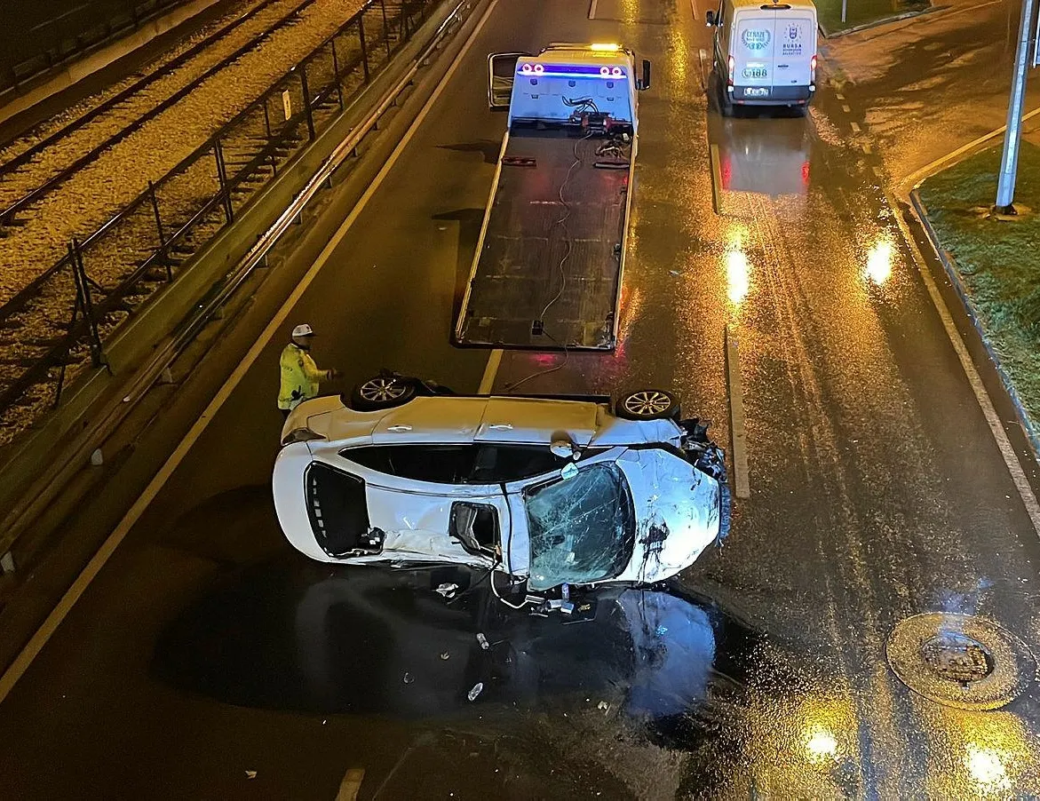 Kontrolden çıktı yan yattı! Yaralılar var