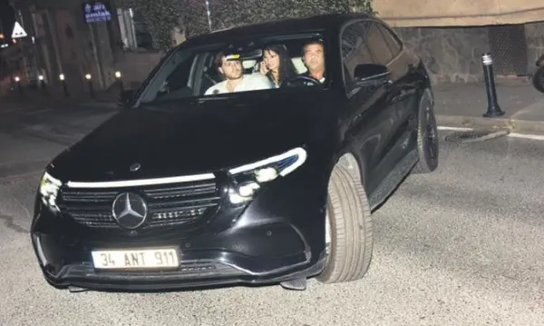 tuvana-turkayla-iliskisi-ihanet-iddialari-yuzunden-biten-izzet-antebi-capkinlik-turunda-gizemli-bir-kadinla-fe-1687380438526.jpeg Tuvana Türkay’la ilişkisi ihanet iddiaları yüzünden biten İzzet Antebi çapkınlık turunda! Gizemli kadınla fena yakalandı...-4