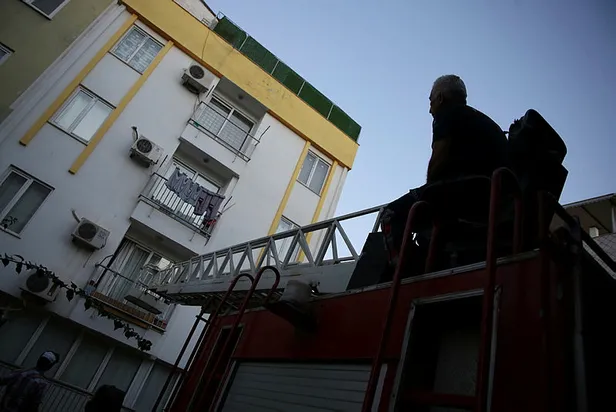 Antalya'da korkunç olay! Kötü koku harekete geçirdi! Diz çökmüş halde...-3