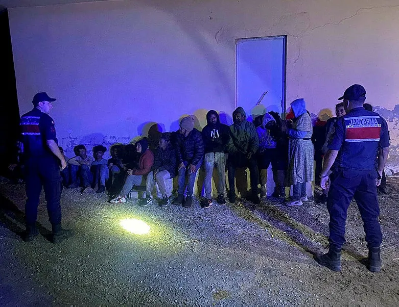 Kuşadası’nda 27 kaçak göçmen yakalandı