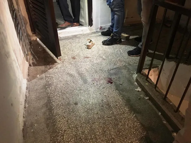 Diyarbakır'da pompalı tüfekli dehşet! Kapı deliğinden bakan kadına ateş etti-1