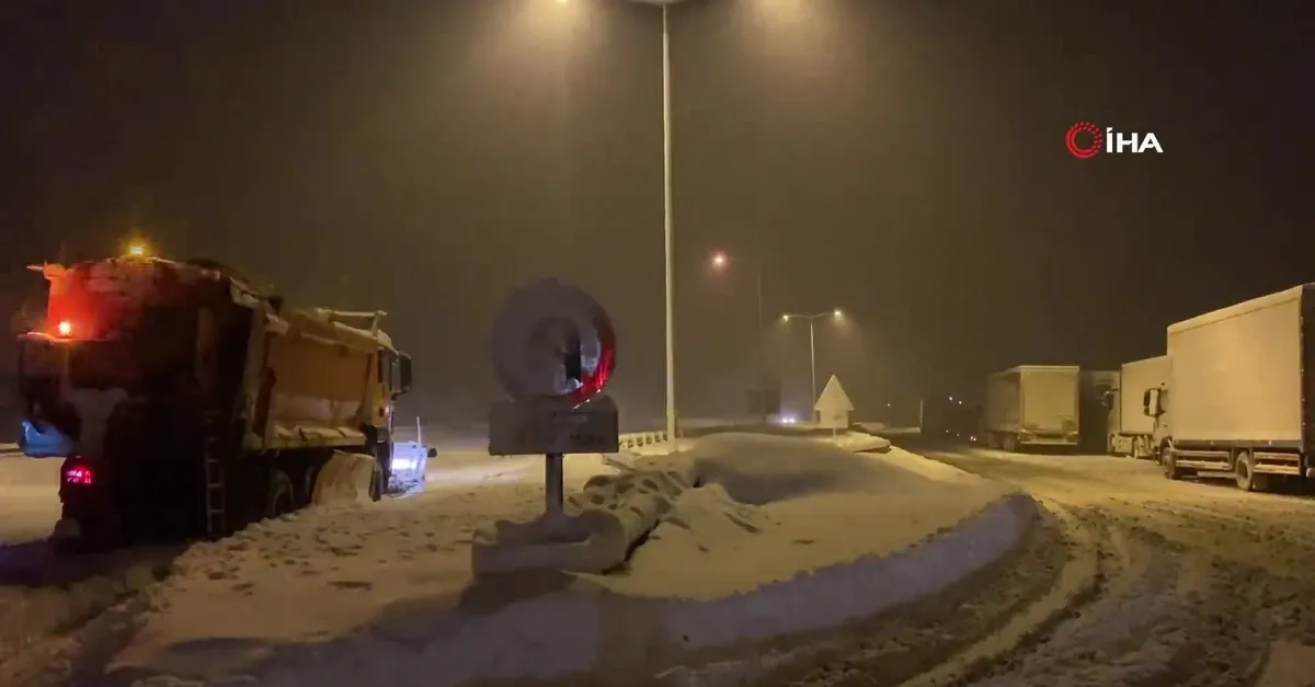 Yoğun kar yağışı sebebiyle TEM Otoyolu Düzce-Bolu geçişinde 17 kilometrelik araç kuyruğu oluştu