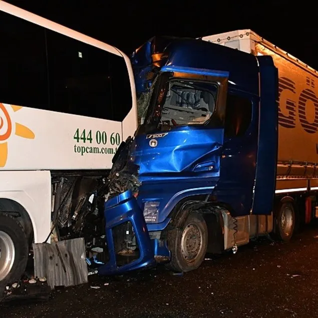 Tır otobüse arkadan çarptı: 13 yaralı