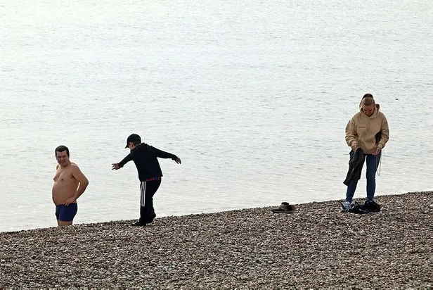 Antalya'da turistler yeni yılın ilk gününü denize girerek geçirdi-3
