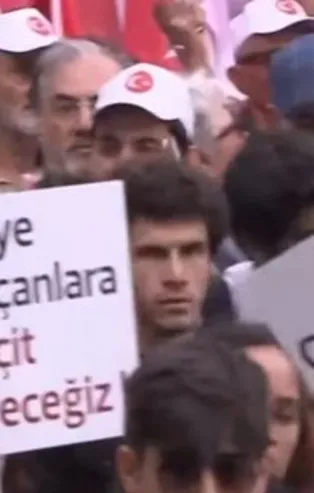 LGBT’ye karşı Büyük Aile Yürüyüşü: LGBT ahlak terörüdür!