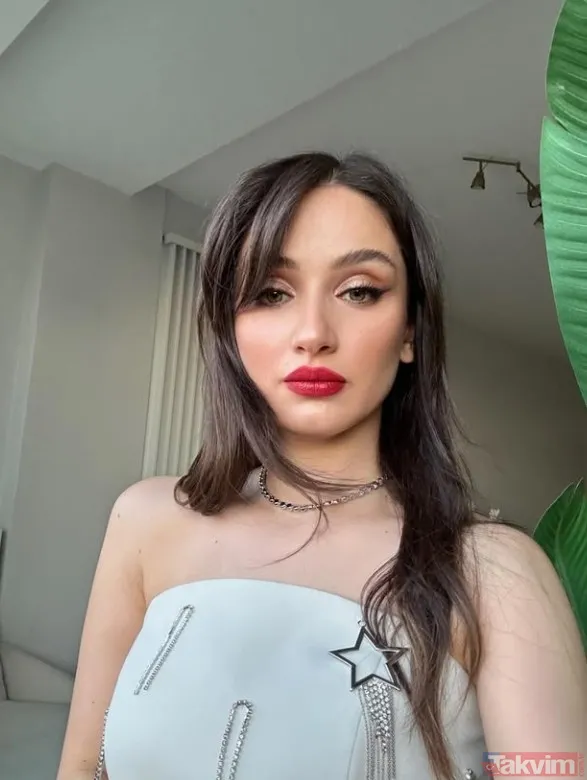 ☕ "Kahve Saatim Benimle Baş Başa Kaldığım En Değerli An" Günlük Koşturmacanın İçinde Bile Kendine Mutlaka Vakit Ayıran Akyıldız, Özellikle Kahve Saatlerini...