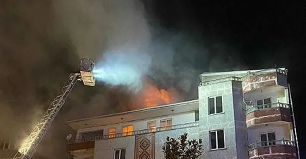 SON DAKİKA: Sultanbeyli’de 5 katlı binanın çatısı gece yarısı alevlere teslim oldu